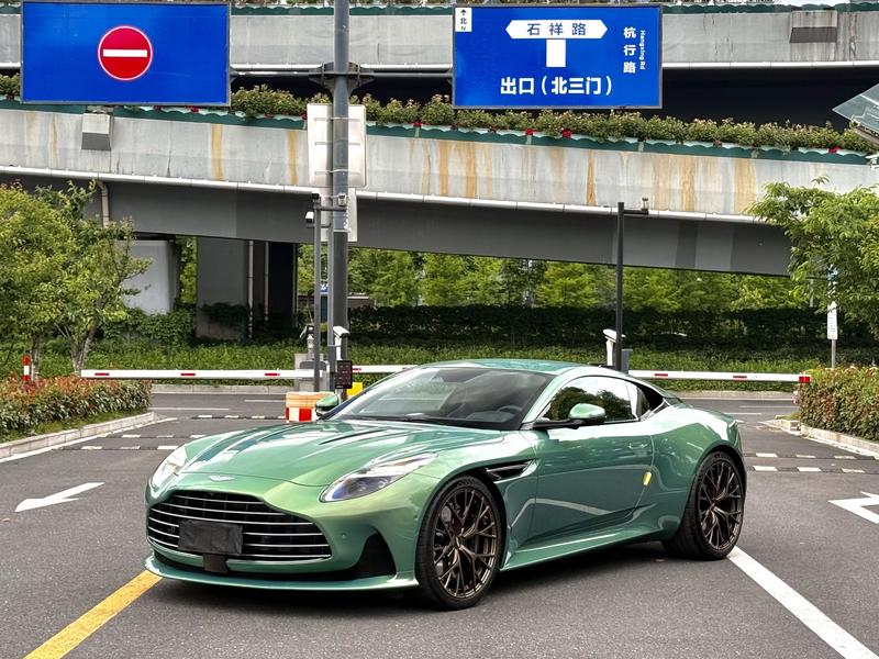 Aston Martin DB12 - фото 0