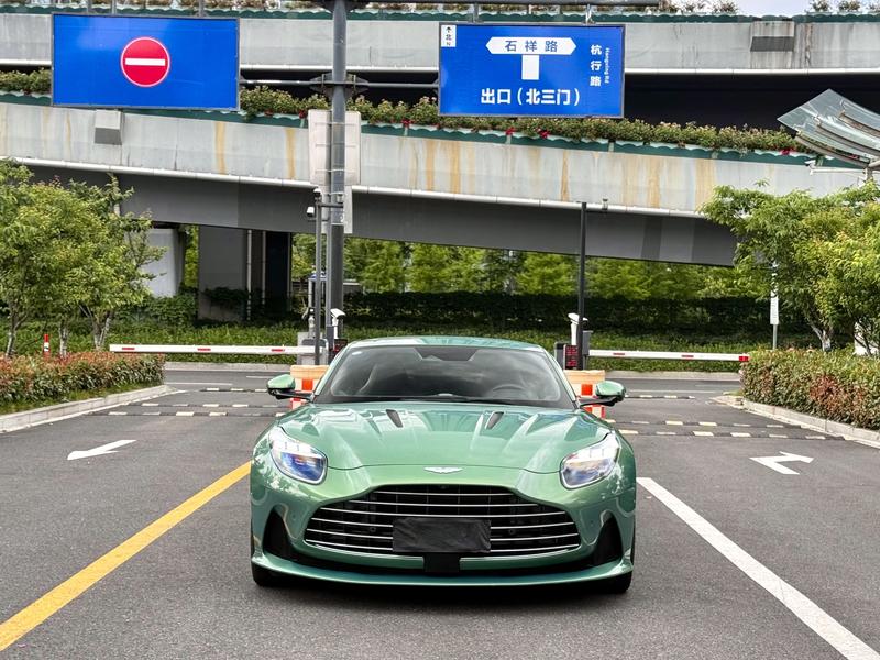 Aston Martin DB12 - фото 1