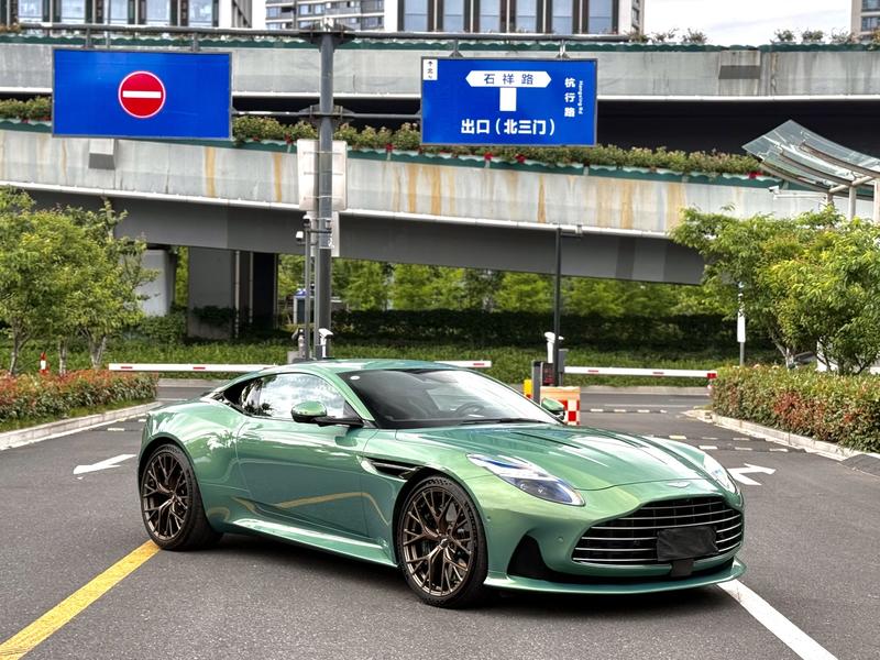 Aston Martin DB12 - фото 2