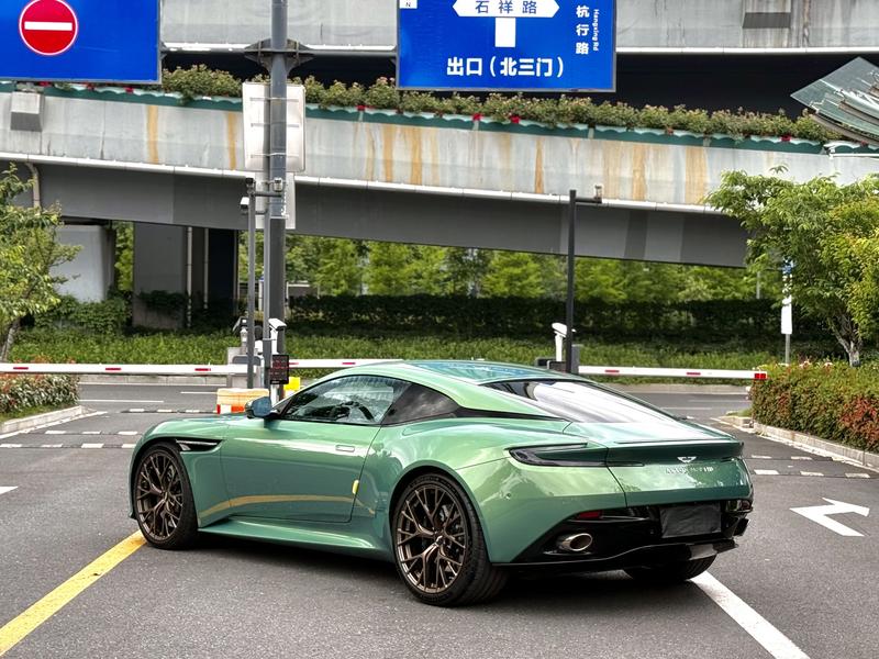 Aston Martin DB12 - фото 3
