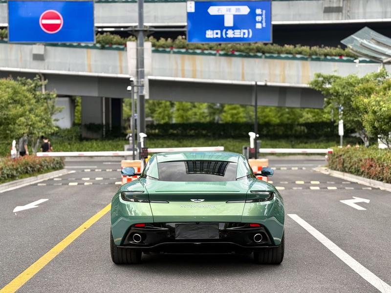 Aston Martin DB12 - фото 4