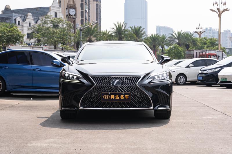 Lexus LS - фото 1