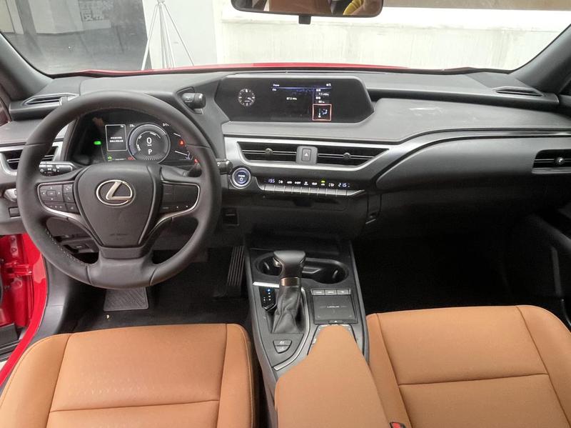 Lexus UX - фото 4