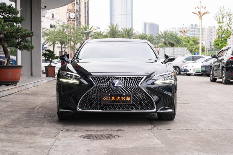 Lexus LS - фото 1