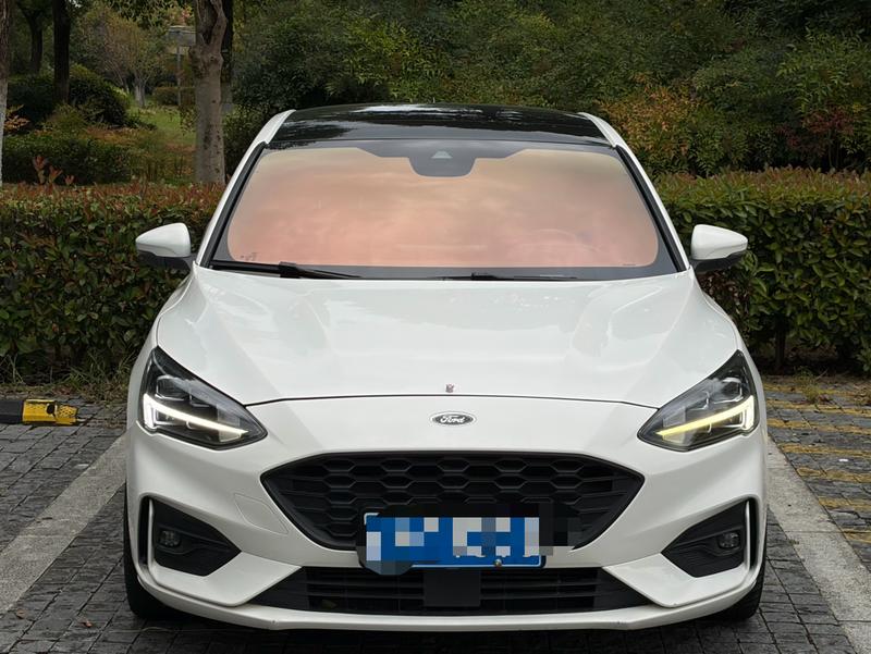 Ford Focus - фото 1