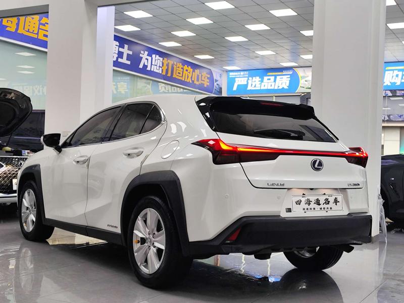 Lexus UX - фото 3