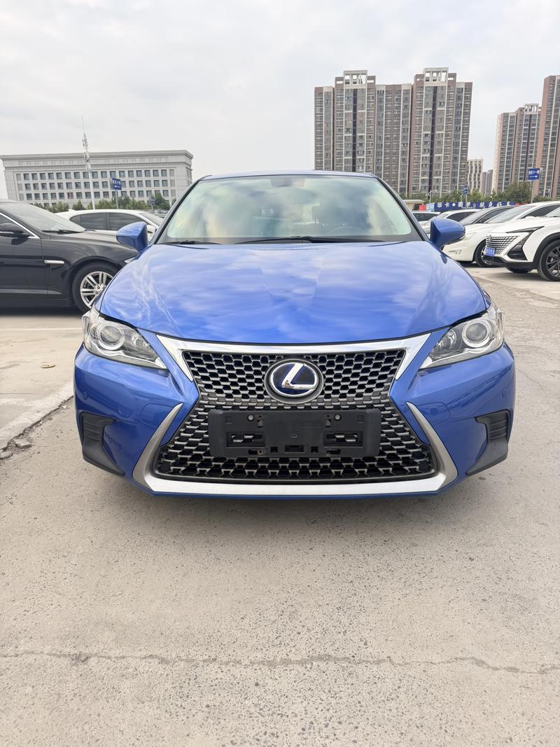 Lexus CT - фото 1