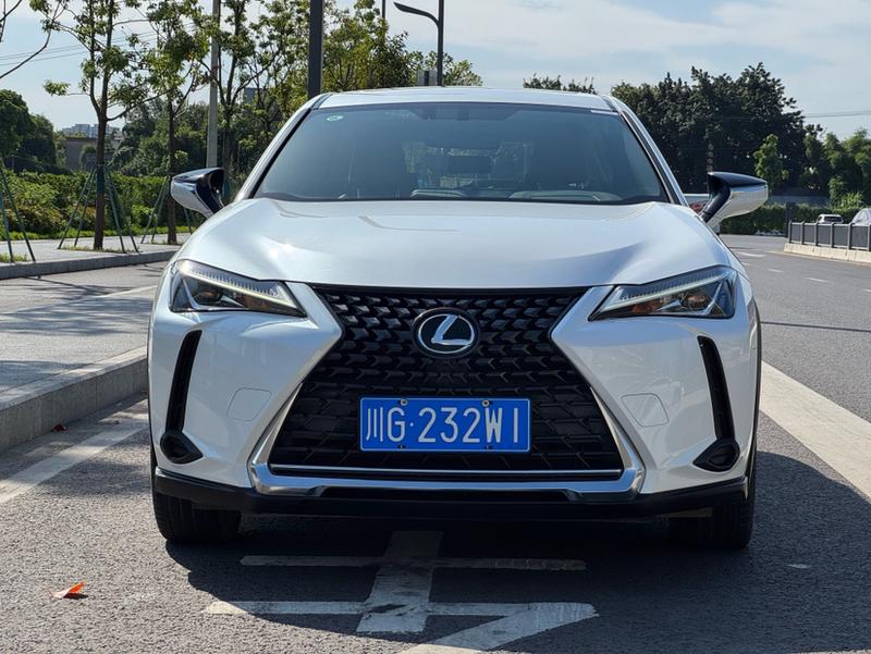Lexus UX - фото 1