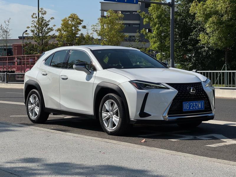 Lexus UX - фото 2