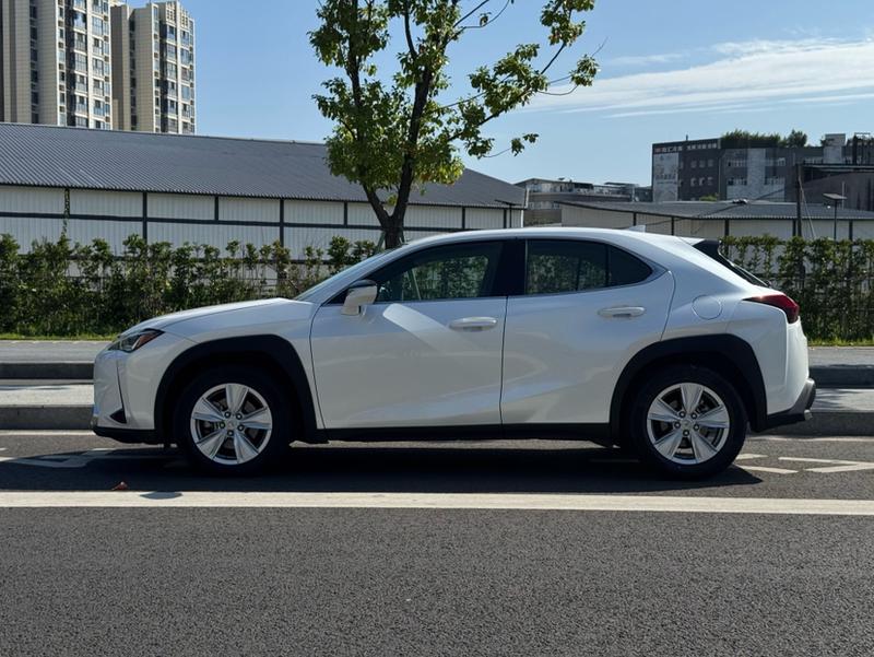 Lexus UX - фото 3