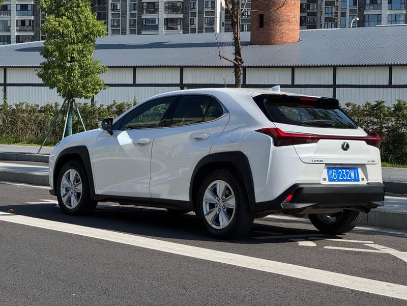 Lexus UX - фото 4