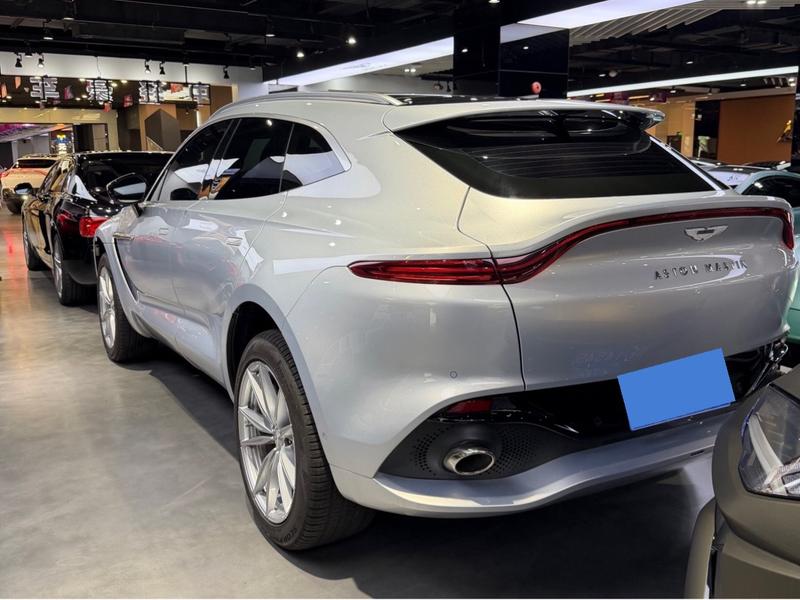 Aston Martin DBX - фото 1