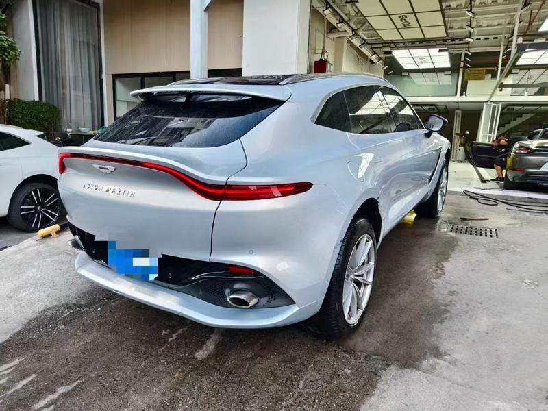Aston Martin DBX - фото 2
