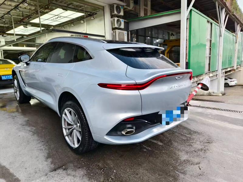 Aston Martin DBX - фото 3