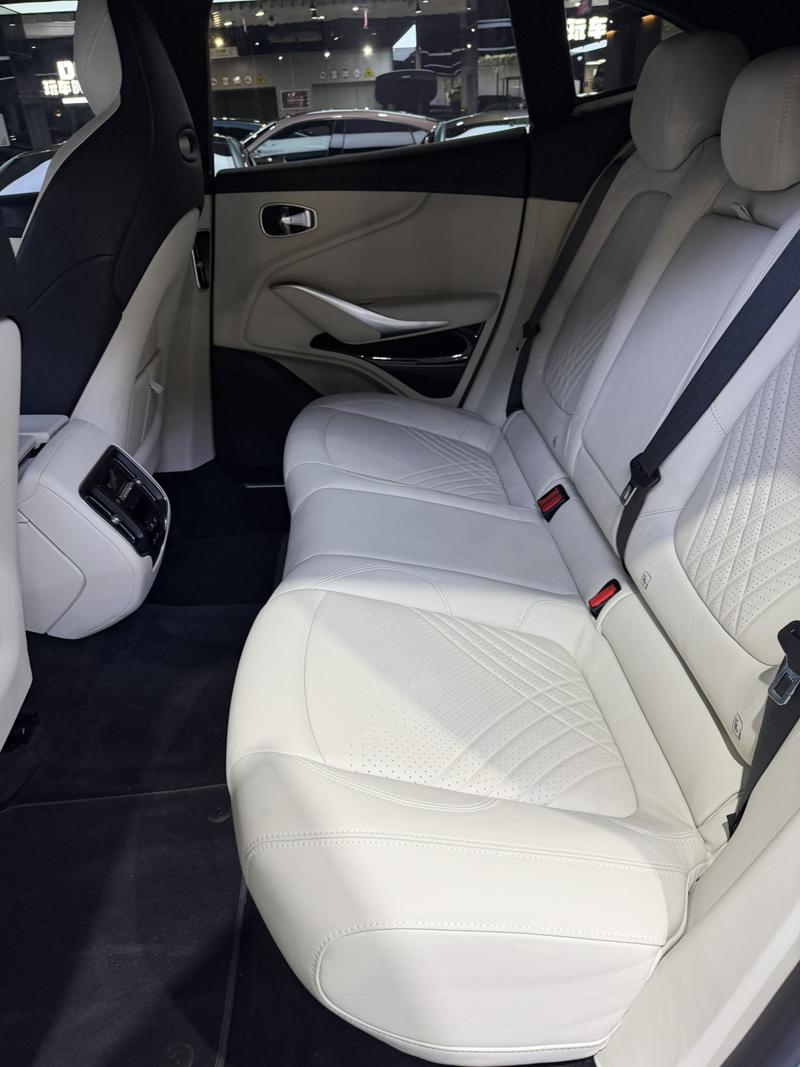 Aston Martin DBX - фото 4
