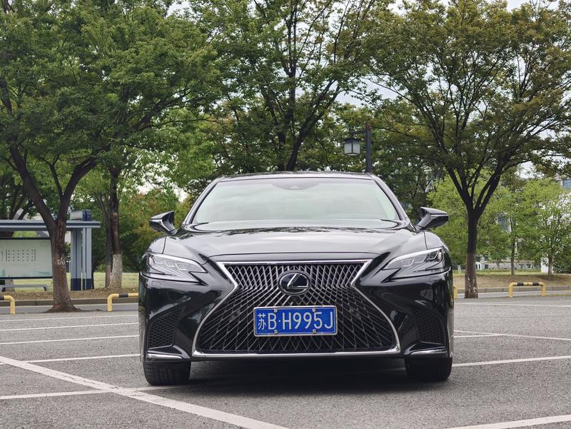 Lexus LS - фото 1