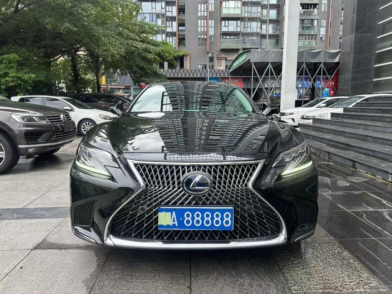 Lexus LS - фото 1