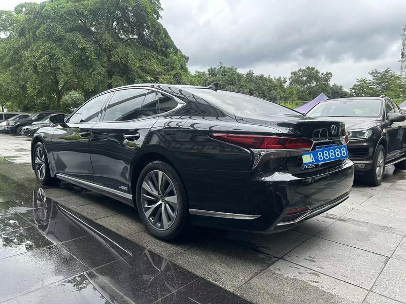 Lexus LS - фото 3