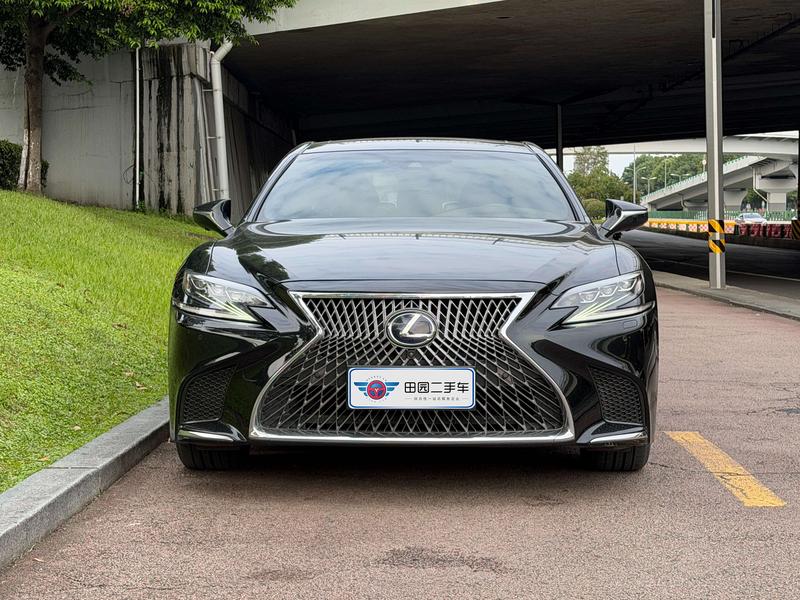 Lexus LS - фото 1