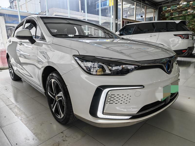 BAIC EU5 - фото 2