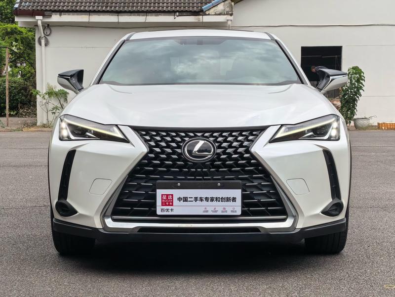 Lexus UX - фото 1