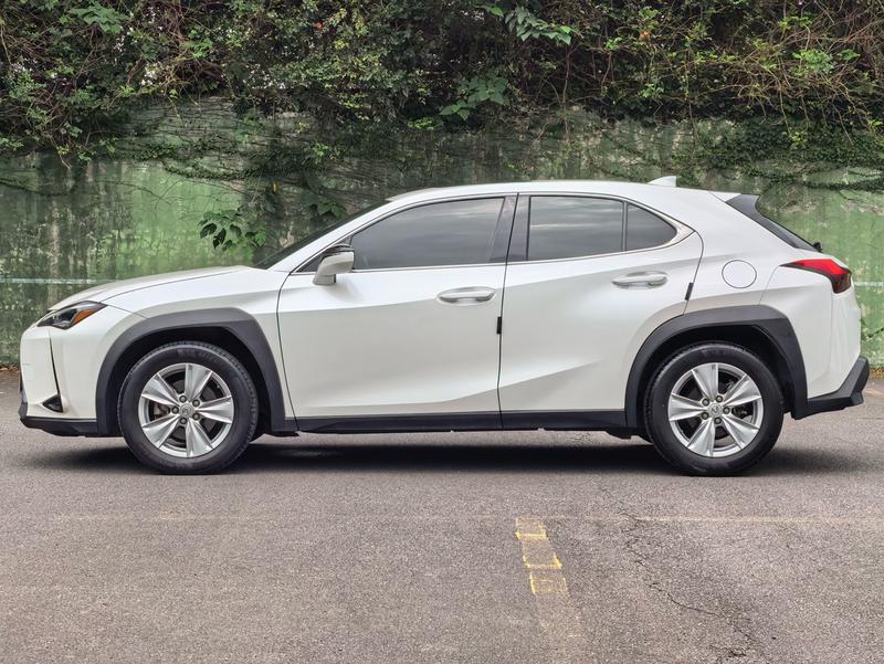 Lexus UX - фото 3