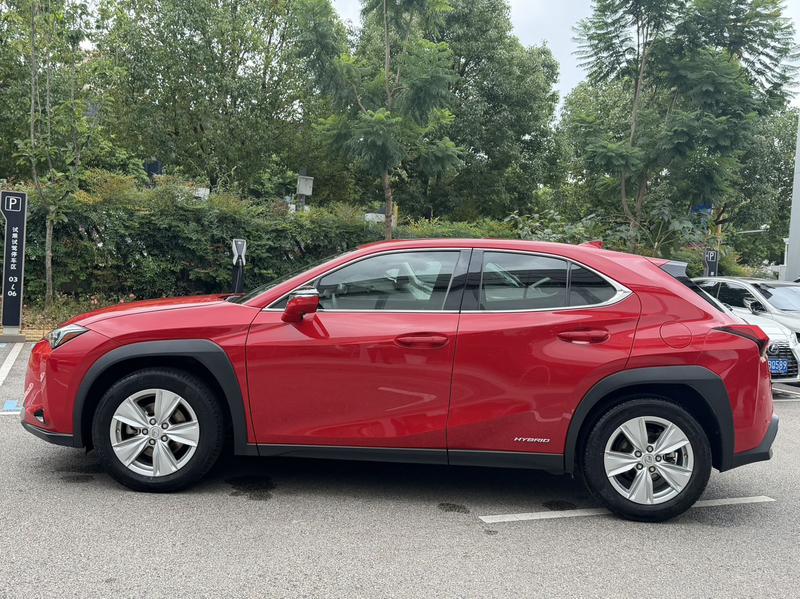 Lexus UX - фото 1