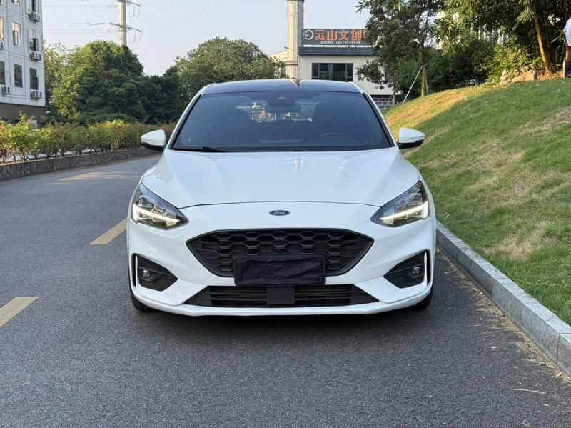 Ford Focus - фото 1