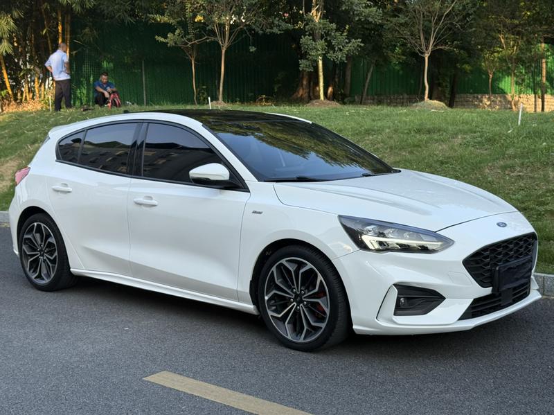 Ford Focus - фото 2