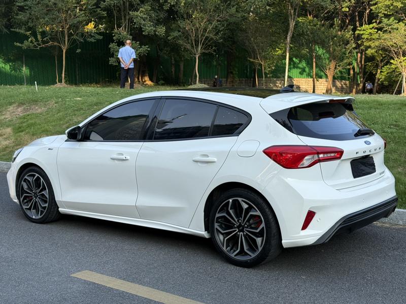 Ford Focus - фото 3