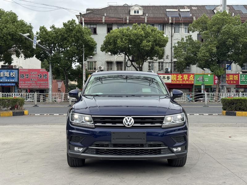 Volkswagen Tiguan - фото 1