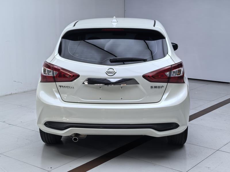 Nissan Tiida - фото 4