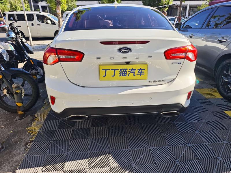 Ford Focus - фото 4
