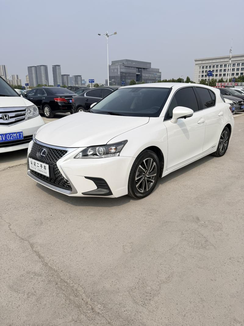 Lexus CT - фото 0