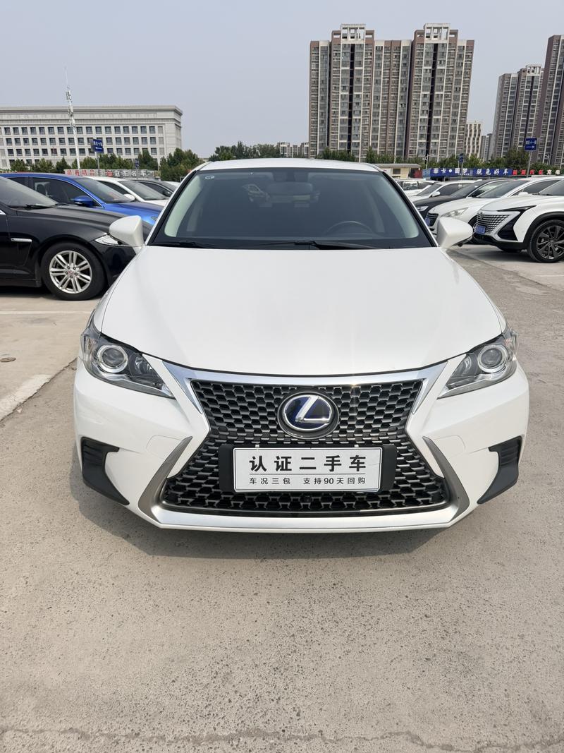 Lexus CT - фото 1