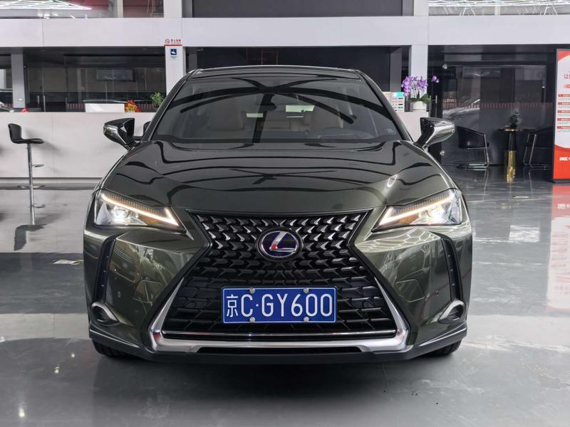 Lexus UX - фото 1