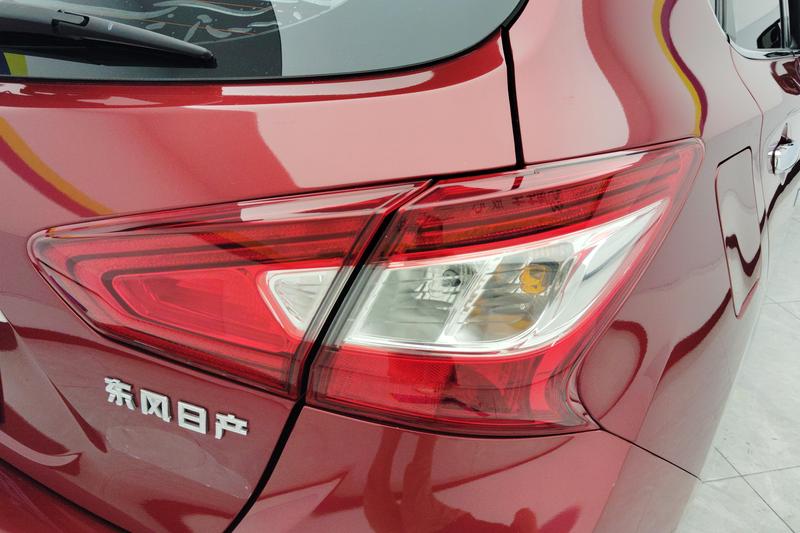 Nissan Tiida - фото 4