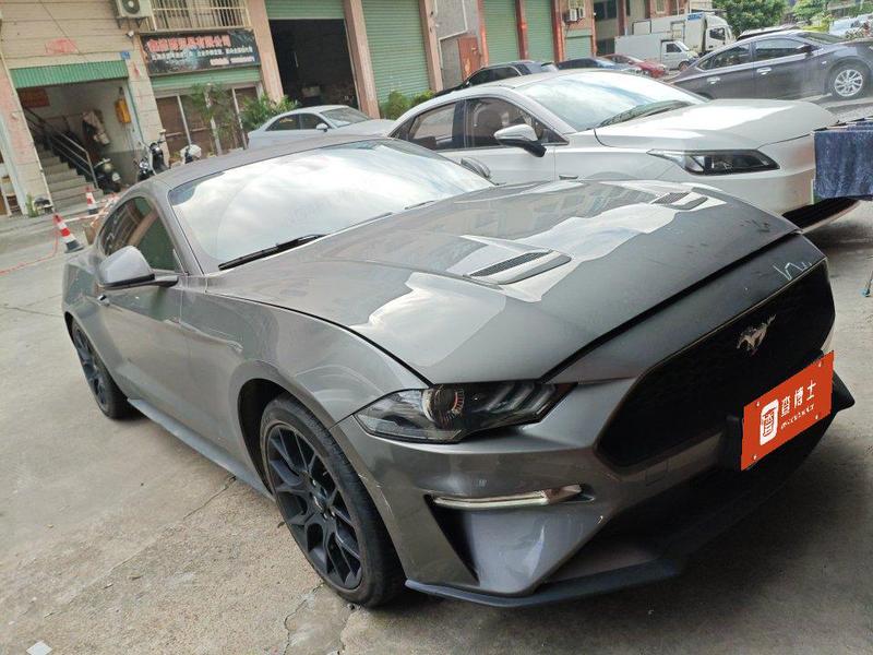 Ford Mustang - фото 1