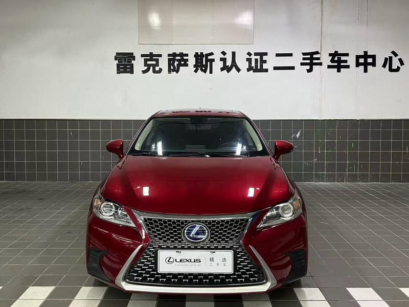 Lexus CT - фото 1