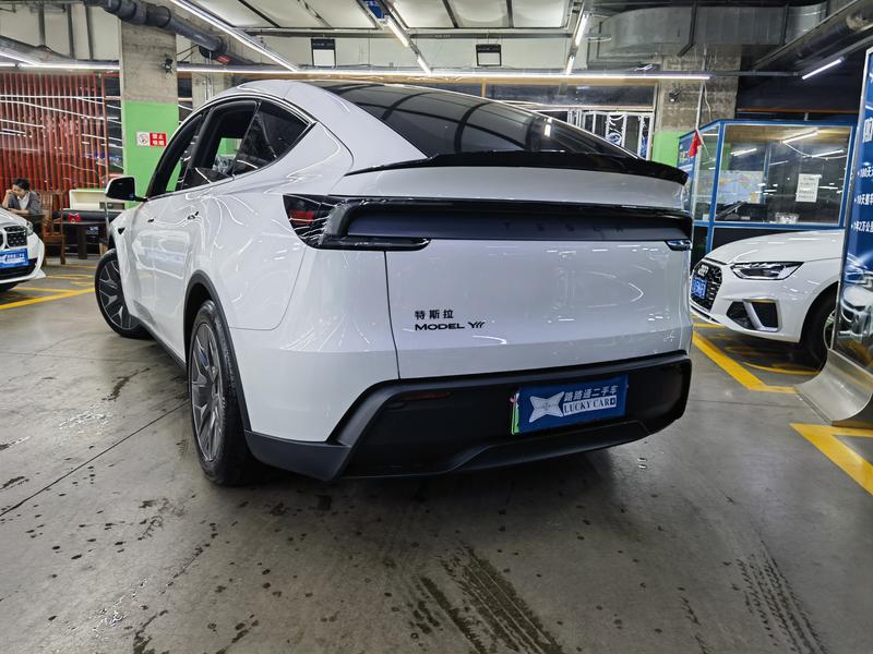 Tesla Model Y L - фото 3