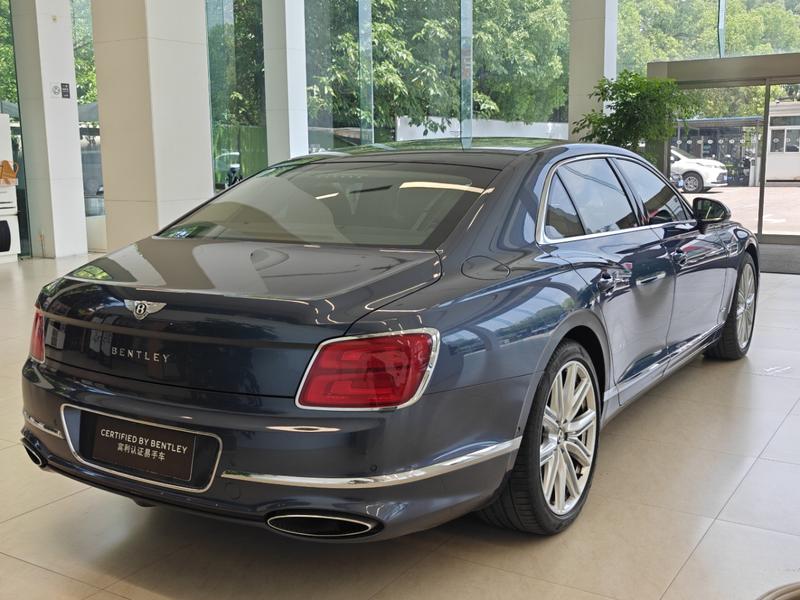Bentley Flying Spur - фото 4