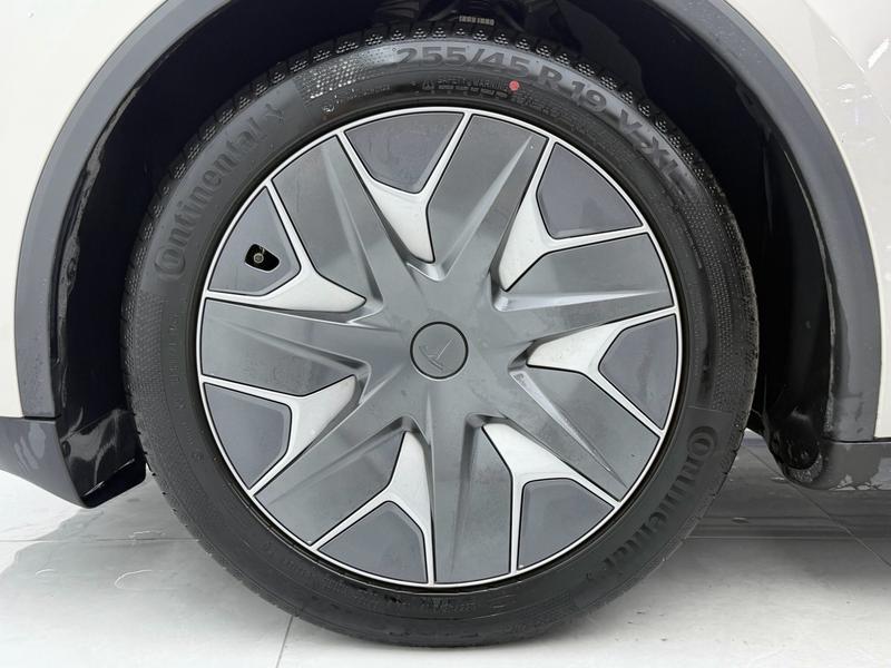 Tesla Model Y L - фото 4