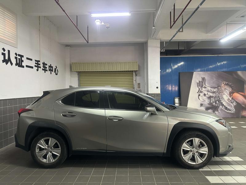 Lexus UX - фото 4