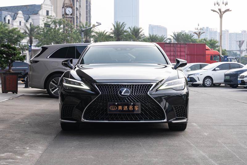 Lexus LS - фото 1