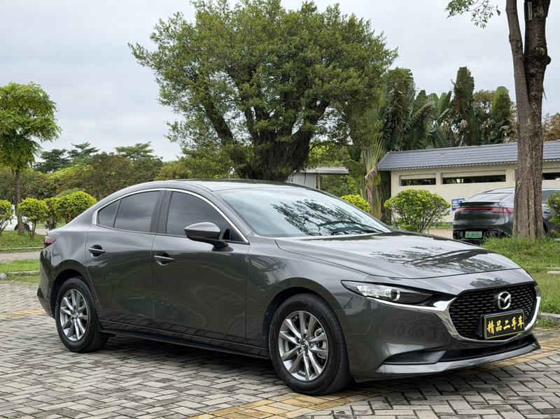 Mazda 3 - фото 2