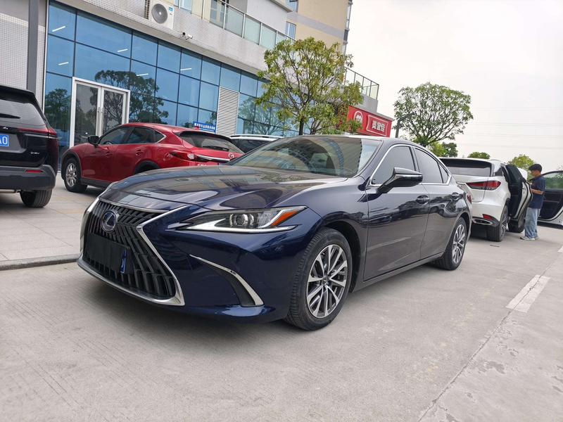 Lexus ES - фото 0