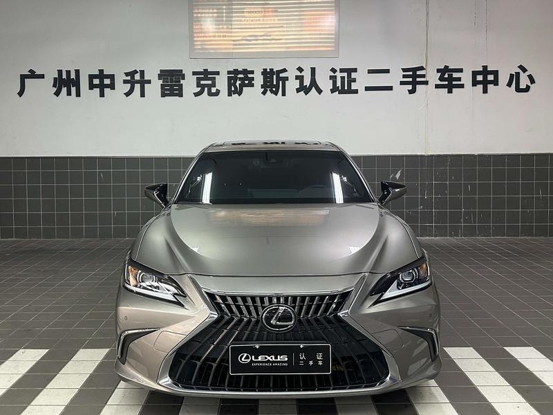 Lexus ES - фото 1