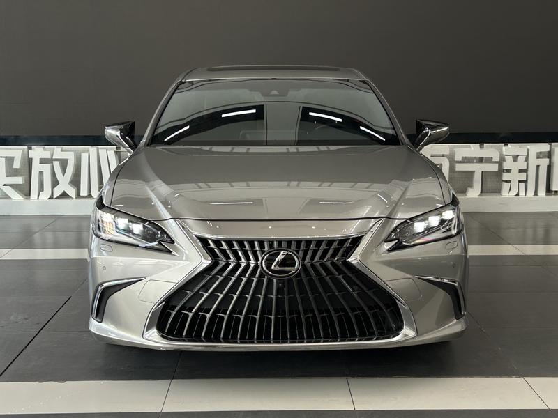 Lexus ES - фото 1