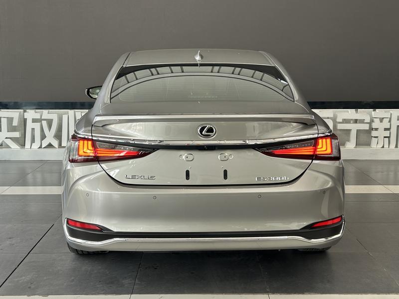 Lexus ES - фото 4