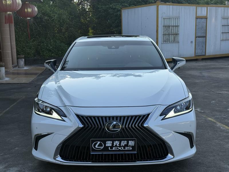 Lexus ES - фото 1